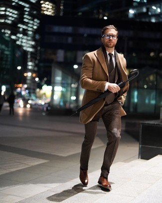 Un costume à porter avec un pardessus marron clair