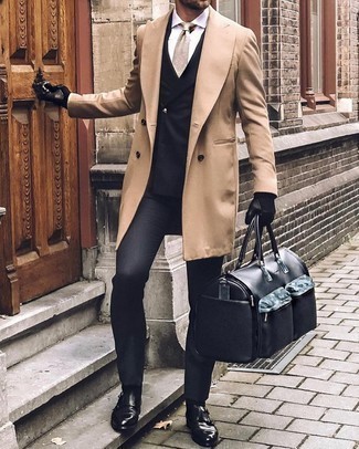 Un costume à porter avec un pardessus marron clair à 30 ans