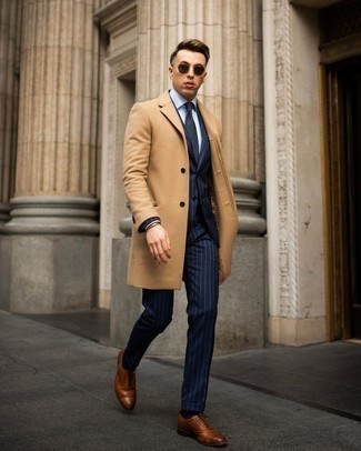 Un costume à porter avec un pardessus marron clair à 30 ans
