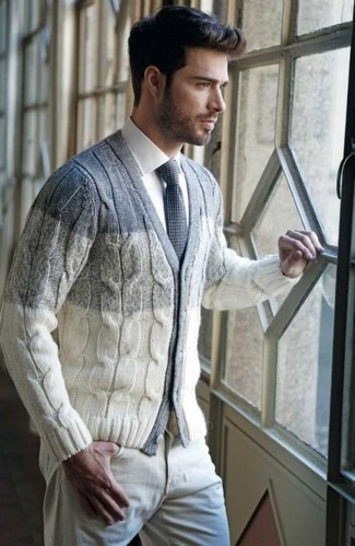 Comment porter une cravate grise pour un style chic decontractés au printemps à 30 ans: Essaie de marier un cardigan à col châle beige avec une cravate grise pour une silhouette classique et raffinée. Ce look est un excellent exemple du look hyper printanier.