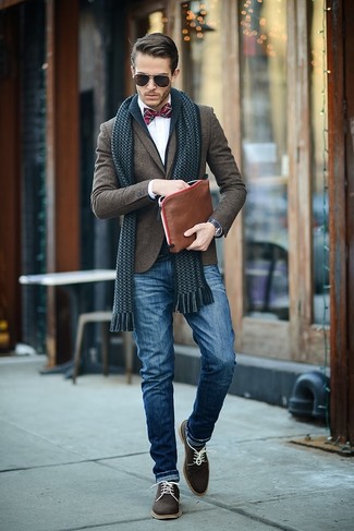 Comment porter un blazer en laine marron avec un jean bleu: Associe un blazer en laine marron avec un jean bleu pour aller au bureau. Ajoute une paire de chaussures richelieu en daim marron foncé à ton look pour une amélioration instantanée de ton style.