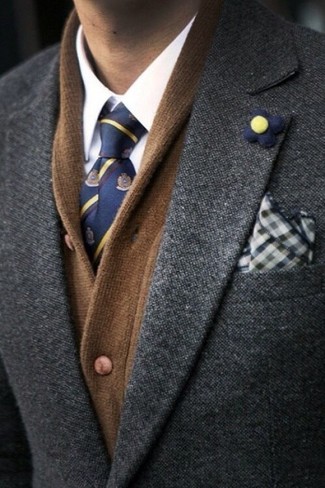 Comment porter une cravate imprimée bleu marine et blanc: Pense à opter pour un cardigan à col châle marron et une cravate imprimée bleu marine et blanc pour dégager classe et sophistication.