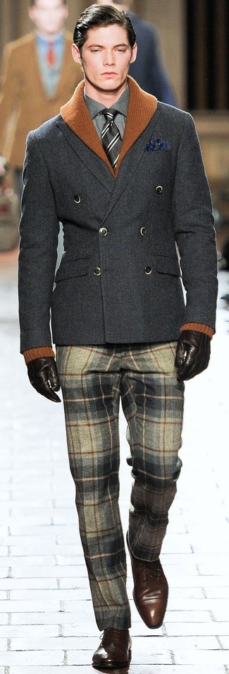 Tenue: Cardigan à col châle tabac, Blazer croisé en laine gris foncé, Chemise de ville gris foncé, Pantalon de costume en laine écossais gris