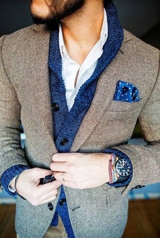Comment porter une pochette de costume á pois bleu marine et blanc à 30 ans: Essaie d'harmoniser un cardigan à col châle bleu avec une pochette de costume á pois bleu marine et blanc pour un look confortable et décontracté.