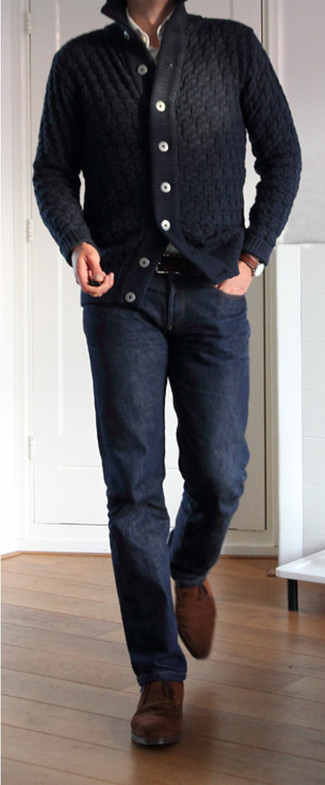 Un jean à porter avec des bottines chukka marron pour un style chic decontractés: Pour une tenue de tous les jours pleine de caractère et de personnalité marie un cardigan à col châle bleu marine avec un jean. Une paire de bottines chukka marron est une option judicieux pour complèter cette tenue.