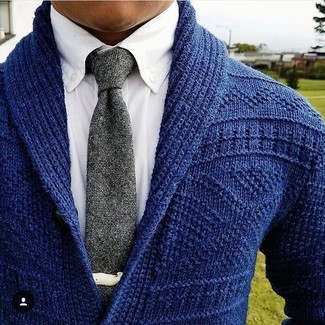 Comment porter une cravate en tricot grise au printemps à 30 ans: Pense à opter pour un cardigan à col châle bleu marine et une cravate en tricot grise pour dégager classe et sophistication. Très génial ce look printanier !