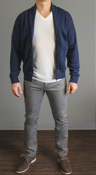 Comment porter des bottines chukka avec un cardigan au printemps: Associe un cardigan avec un jean gris pour obtenir un look relax mais stylé. Une paire de bottines chukka est une option génial pour complèter cette tenue. On adore cette tenue, bien printanière.