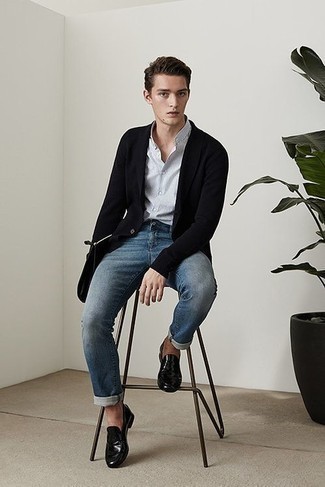 Tenue: Cardigan à col châle noir, Chemise à manches longues à rayures verticales grise, Jean bleu, Slippers en cuir noirs