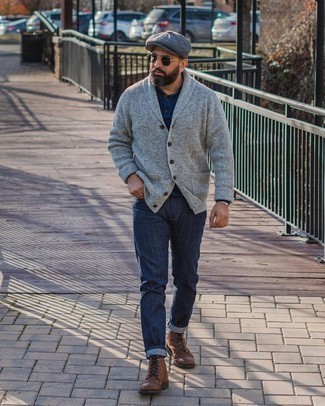 Comment porter un cardigan gris foncé: Pense à porter un cardigan gris foncé et un jean bleu marine pour obtenir un look relax mais stylé. Jouez la carte classique pour les chaussures et opte pour une paire de bottes de loisirs en cuir marron.