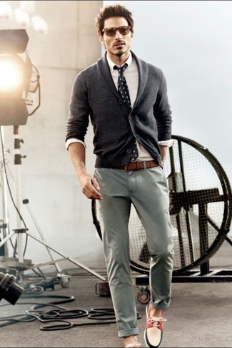 Un pantalon chino à porter avec un cardigan gris quand il fait chaud à 30 ans: Pense à porter un cardigan gris et un pantalon chino pour un look idéal au travail. Une paire de chaussures bateau en cuir blanc et rouge et bleu marine est une option astucieux pour complèter cette tenue.