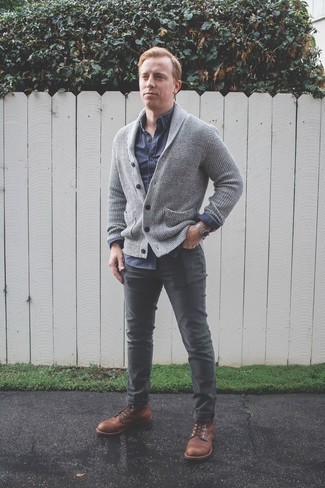 Un pantalon chino à porter avec un cardigan gris: Pense à opter pour un cardigan gris et un pantalon chino pour créer un look chic et décontracté. Une paire de bottes de loisirs en cuir marron est une option astucieux pour complèter cette tenue.