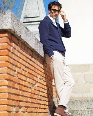 Comment porter un cardigan bleu marine: Associe un cardigan bleu marine avec un pantalon chino beige pour prendre un verre après le travail. Une paire de bottines chukka en cuir marron est une option astucieux pour complèter cette tenue.