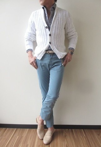 Tenue: Cardigan à col châle blanc, Chemise à manches longues en chambray grise, Pantalon chino bleu clair, Slippers en daim beiges