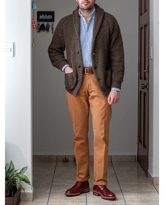 Tenue: Cardigan à col châle marron foncé, Chemise à manches longues bleu clair, Pantalon chino tabac, Bottes de loisirs en cuir bordeaux