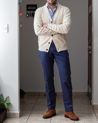 Un cardigan à porter avec des chaussures derby marron pour un style chic decontractés à 30 ans: Choisis un cardigan et un pantalon chino bleu marine pour aller au bureau. Une paire de chaussures derby marron ajoutera de l'élégance à un look simple.