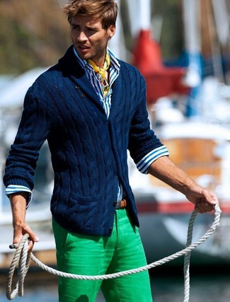 Tenue: Cardigan à col châle bleu marine, Chemise à manches longues à rayures verticales blanc et bleu marine, Pantalon chino vert, Écharpe en soie imprimée jaune