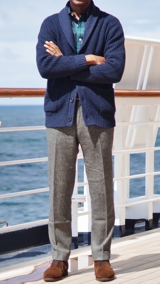 Comment porter un pantalon de costume en laine gris: Opte pour un cardigan à col châle bleu marine avec un pantalon de costume en laine gris pour dégager classe et sophistication. Une paire de chaussures richelieu en daim marron est une option parfait pour complèter cette tenue.