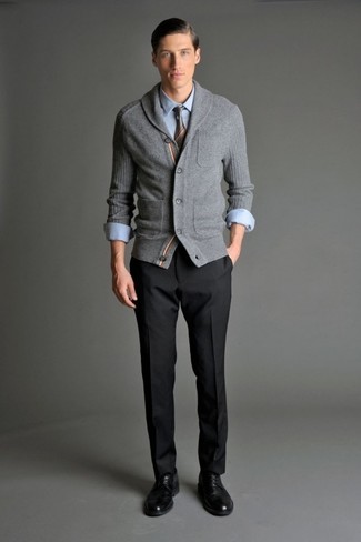 Comment porter une cravate marron: Pense à associer un cardigan à col châle gris avec une cravate marron pour un look pointu et élégant. Une paire de chaussures derby en cuir noires est une option avisé pour complèter cette tenue.