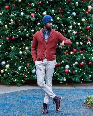 Comment porter un bonnet bleu: Pense à opter pour un cardigan à col châle rouge et un bonnet bleu pour un look confortable et décontracté. Jouez la carte classique pour les chaussures et opte pour une paire de bottes de loisirs en cuir bordeaux.