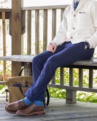Comment porter un cardigan à col châle blanc: Un cardigan à col châle blanc et un pantalon chino bleu marine sont un choix de tenue idéale à avoir dans ton arsenal. Rehausse cet ensemble avec une paire de chaussures derby en cuir marron.
