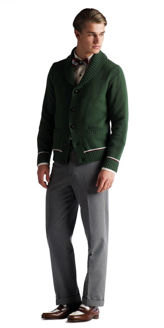 Tenue: Cardigan à col châle vert foncé, Chemise de ville blanche, Pantalon de costume gris, Slippers en cuir marron foncé