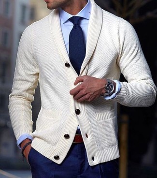 Tenue: Cardigan à col châle beige, Chemise de ville bleu clair, Pantalon de costume bleu marine, Cravate bleu marine
