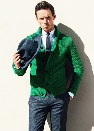 Comment porter un pantalon de costume en laine gris pour un style elégantes quand il fait chaud à 30 ans: Pense à harmoniser un cardigan à col châle vert avec un pantalon de costume en laine gris pour une silhouette classique et raffinée.