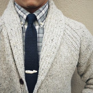 Tenue: Cardigan à col châle en tricot gris, Chemise à manches longues en vichy grise, Cravate en tricot bleu marine