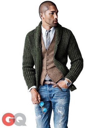 Comment porter un gilet en laine marron: Choisis un gilet en laine marron et un jean déchiré bleu si tu recherches un look stylé et soigné.