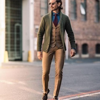 Comment porter un cardigan avec des slippers: Associe un cardigan avec un pantalon de costume marron clair pour un look classique et élégant. Cet ensemble est parfait avec une paire de slippers.
