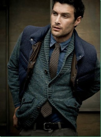 Comment porter une cravate á pois marron: Associe un cardigan à col châle gris foncé avec une cravate á pois marron pour un look pointu et élégant.