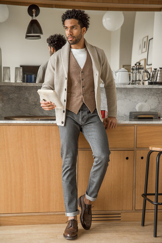 Comment porter un gilet: Essaie de marier un gilet avec un jean gris pour un look pointu et élégant. Cette tenue se complète parfaitement avec une paire de chaussures brogues en cuir marron foncé.