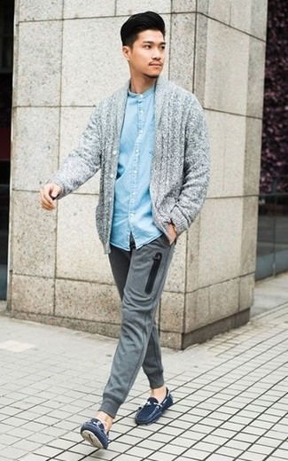 Tenue: Cardigan à col châle gris, Chemise en jean bleu clair, Pantalon de jogging gris, Mocassins en daim bleu marine