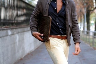 Comment porter un cardigan à col châle gris: Pense à porter un cardigan à col châle gris et un pantalon chino beige pour un look idéal au travail.