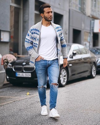 Comment porter un cardigan gris foncé: Associe un cardigan gris foncé avec un jean déchiré bleu pour une tenue relax mais stylée. Cette tenue est parfait avec une paire de baskets basses en toile blanches.