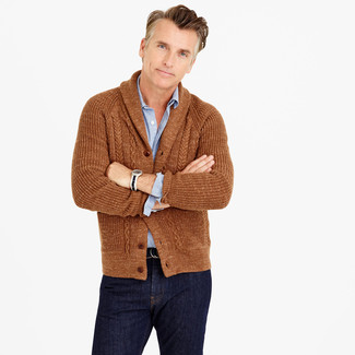 Comment porter un cardigan marron: Opte pour un cardigan marron avec un jean bleu marine pour une tenue idéale le week-end.