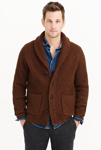 Comment porter un cardigan marron: Harmonise un cardigan marron avec un pantalon de costume en laine gris foncé pour dégager classe et sophistication.