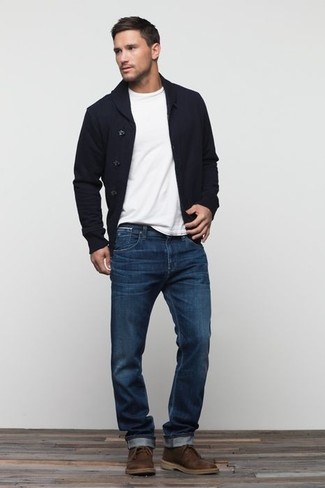 Tenue: Cardigan à col châle noir, T-shirt à col rond blanc, Jean bleu, Bottines chukka en cuir marron foncé