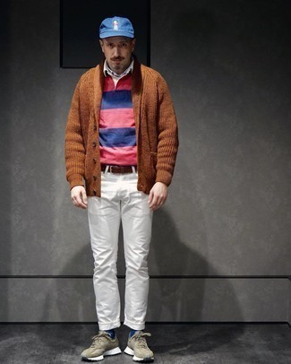 Tenue: Cardigan à col châle marron, Polo à rayures horizontales rouge et bleu marine, Jean blanc, Chaussures de sport olive