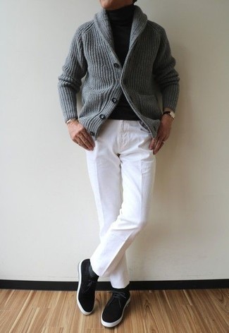 Comment porter un pull à col roulé quand il fait chaud après 50 ans: Pense à associer un pull à col roulé avec un pantalon chino blanc pour une tenue idéale le week-end. Une paire de bottines chukka en daim noires est une option parfait pour complèter cette tenue.