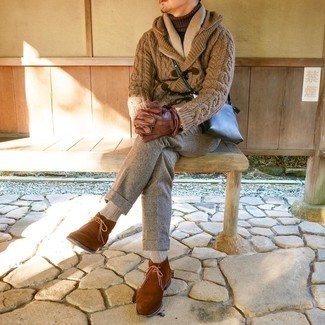 Comment porter un cardigan à col châle beige: Associe un cardigan à col châle beige avec un pantalon de costume en laine gris pour dégager classe et sophistication. Pour les chaussures, fais un choix décontracté avec une paire de bottines chukka en daim marron.