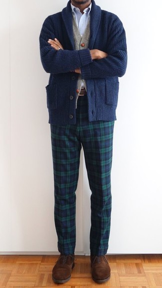 Comment porter un pantalon chino écossais bleu marine et vert: Associe un cardigan à col châle bleu marine avec un pantalon chino écossais bleu marine et vert pour un look de tous les jours facile à porter. Une paire de chaussures richelieu en daim marron est une façon simple d'améliorer ton look.