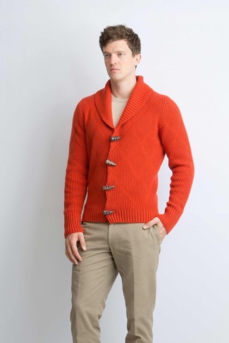 Tenue: Cardigan à col châle rouge, Pull à col rond beige, Pantalon chino marron clair