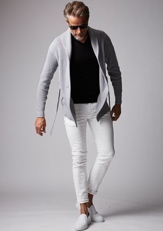 Comment porter un cardigan gris foncé: Pense à associer un cardigan gris foncé avec un jean blanc pour obtenir un look relax mais stylé. Une paire de baskets à enfiler en toile blanches est une option avisé pour complèter cette tenue.