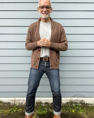 Comment s'habiller après 50 ans: Pense à marier un cardigan à col châle marron avec un jean bleu marine pour obtenir un look relax mais stylé. Cet ensemble est parfait avec une paire de bottes de loisirs en cuir tabac.