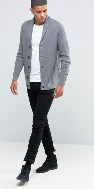 Tenue: Cardigan à col châle gris, T-shirt à col rond blanc, Jean skinny noir, Bottines chukka en daim noires