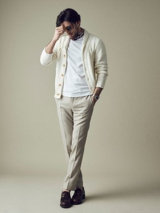 Comment porter un cardigan blanc: Harmonise un cardigan blanc avec un pantalon chino beige pour créer un look chic et décontracté. Jouez la carte classique pour les chaussures et complète cet ensemble avec une paire de slippers en cuir marron foncé.