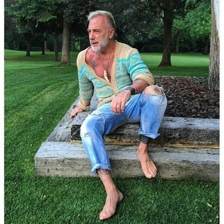 Comment s'habiller après 50 ans pour un style relax: Pense à associer un cardigan à rayures horizontales turquoise avec un jean déchiré bleu clair pour une tenue idéale le week-end.