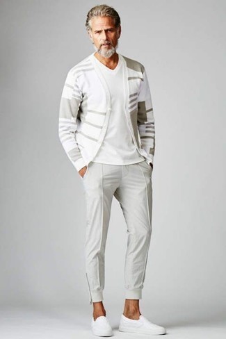 Tenue: Cardigan imprimé blanc, T-shirt à col en v blanc, Pantalon de jogging gris, Baskets à enfiler en toile blanches