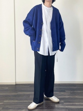 Comment porter un cardigan bleu marine: Opte pour un cardigan bleu marine avec un pantalon chino noir pour une tenue idéale le week-end. Jouez la carte décontractée pour les chaussures et opte pour une paire de baskets basses en cuir blanches.